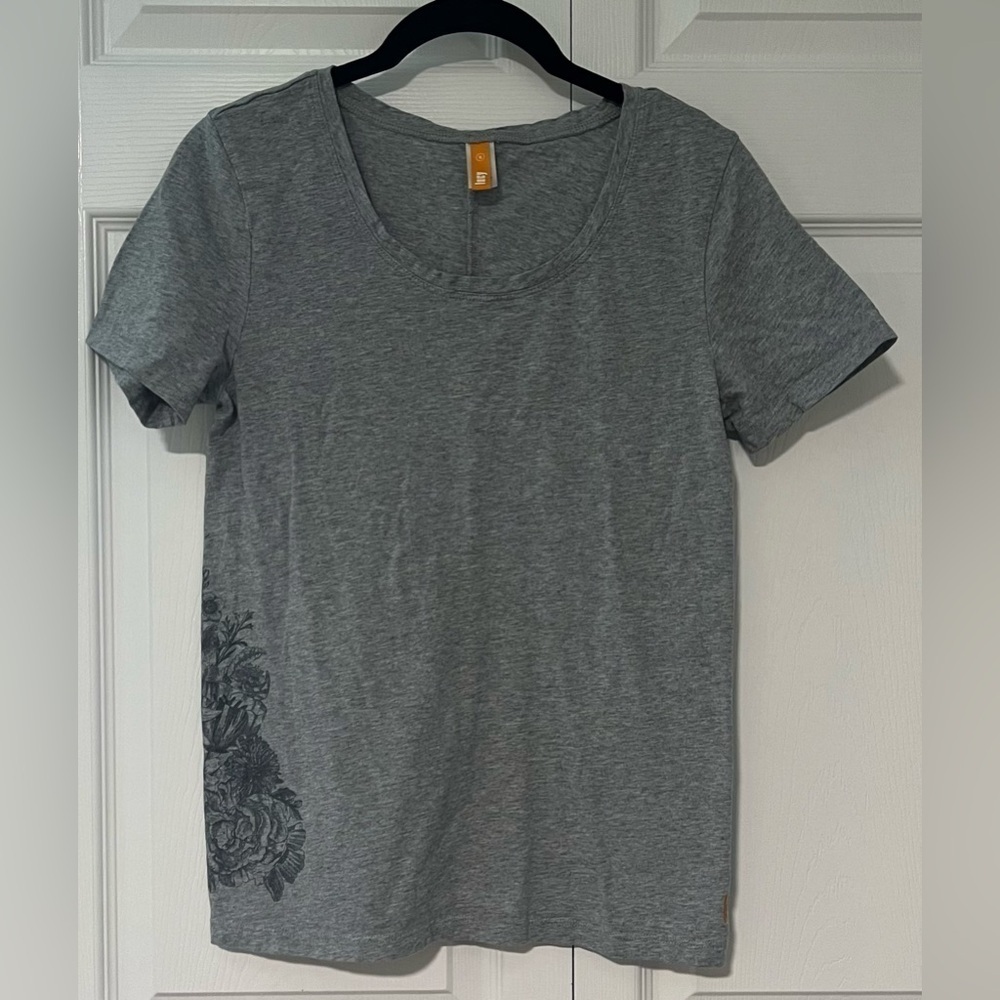 Lucy Casual Short Sleeved Tee W/Floral on the Side
